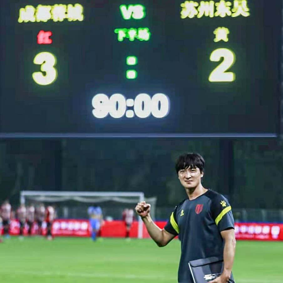 クァク・テフィのインスタグラム：「모두들 2라운드도 화이팅!! ⚽️」