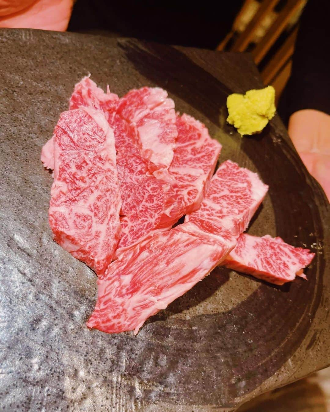 スザンヌさんのインスタグラム写真 - (スザンヌInstagram)「先日、熊本で今年オープンされた #焼き肉こばやし @yakiniku.kobayashi  さんにお邪魔しました🥩  こだわりのお肉はもちろん、〆の #カレーおじや に感動🥺 たまごとろーっでしめたいのにしまらない！！永遠に食べられそうでした🤤  子どもたちにも大人気でした🍛 17時からあいてるとこも🙆‍♀️  美味しかったなぁ💕 また行きたいな🤤」7月20日 21時46分 - suzanneeee1028