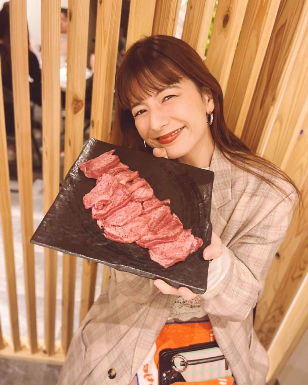 スザンヌさんのインスタグラム写真 - (スザンヌInstagram)「先日、熊本で今年オープンされた #焼き肉こばやし @yakiniku.kobayashi  さんにお邪魔しました🥩  こだわりのお肉はもちろん、〆の #カレーおじや に感動🥺 たまごとろーっでしめたいのにしまらない！！永遠に食べられそうでした🤤  子どもたちにも大人気でした🍛 17時からあいてるとこも🙆‍♀️  美味しかったなぁ💕 また行きたいな🤤」7月20日 21時46分 - suzanneeee1028