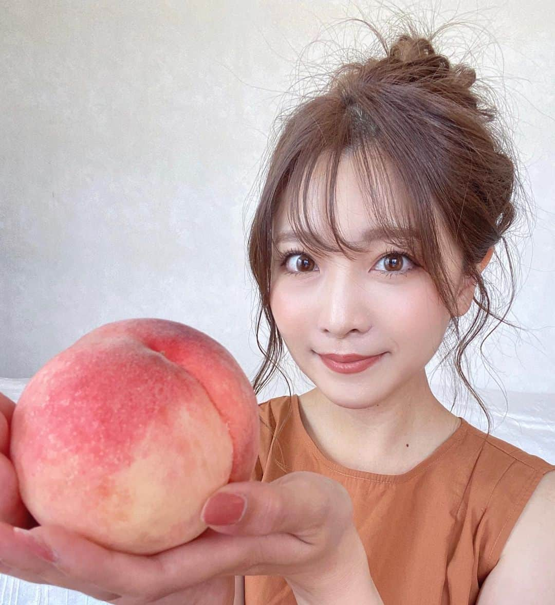 本谷紗己さんのインスタグラム写真 - (本谷紗己Instagram)「今年も桃の季節が、、🍑 とろける甘さ 大きくておいし〜い桃を頂きまして 幸せな気持ちで過ごしています🥰💓 和歌山の　#あら川の桃   ひんやり冷やした桃のおいしさ🥲💓  和歌山の美味しい情報は、、✨✨ @tasty_healthy_wakayama   #わくわく編集部 #なんて素敵な和歌山なんでしょう #insta_wakayama #wakayama #さぴ和歌山　#桃」7月20日 21時52分 - sappyon38