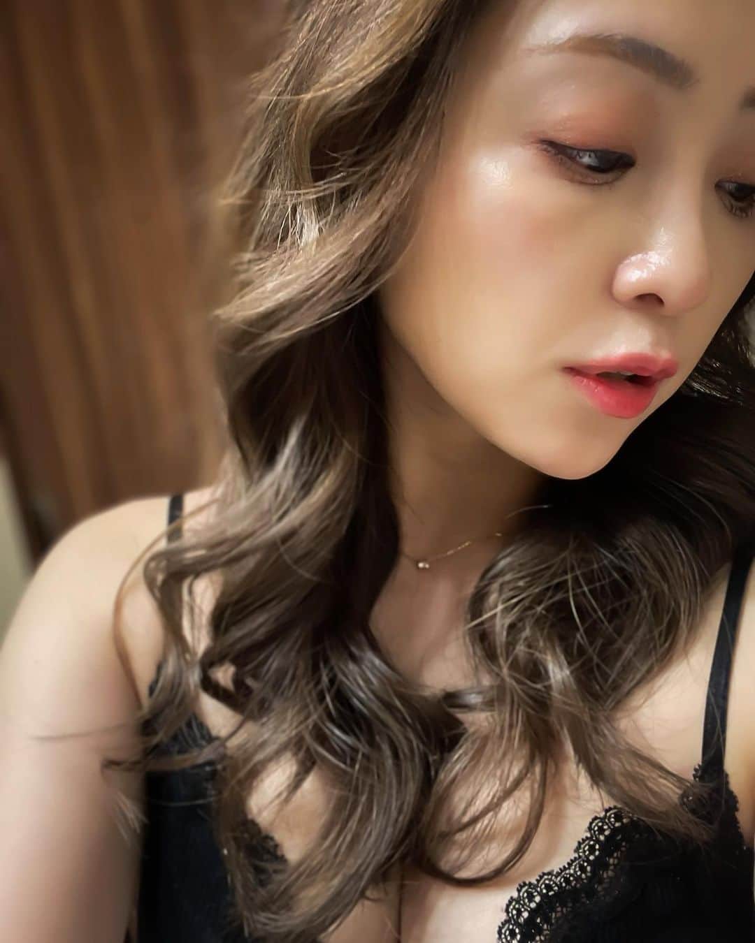 辰巳奈都子のインスタグラム：「🖤  今日もみんなお疲れ様❣️  #selfie#gravure#underwear#lingerie#hotel#night#room#セルフィー#セルフグラビア#グラビア」