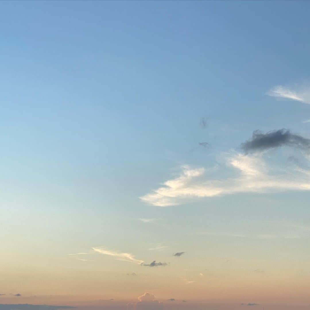 柴田紗希さんのインスタグラム写真 - (柴田紗希Instagram)「夕焼けの1時間でこんなにたくさんの空をみせてくれる。 じーと見つめて、みんなで見つめて、空ありがとー！って言って、じゅわわわっと幸せになれて、嬉しいなぁ☺️ ワンネスが合言葉だった日🌈」7月20日 22時00分 - shibasaaki