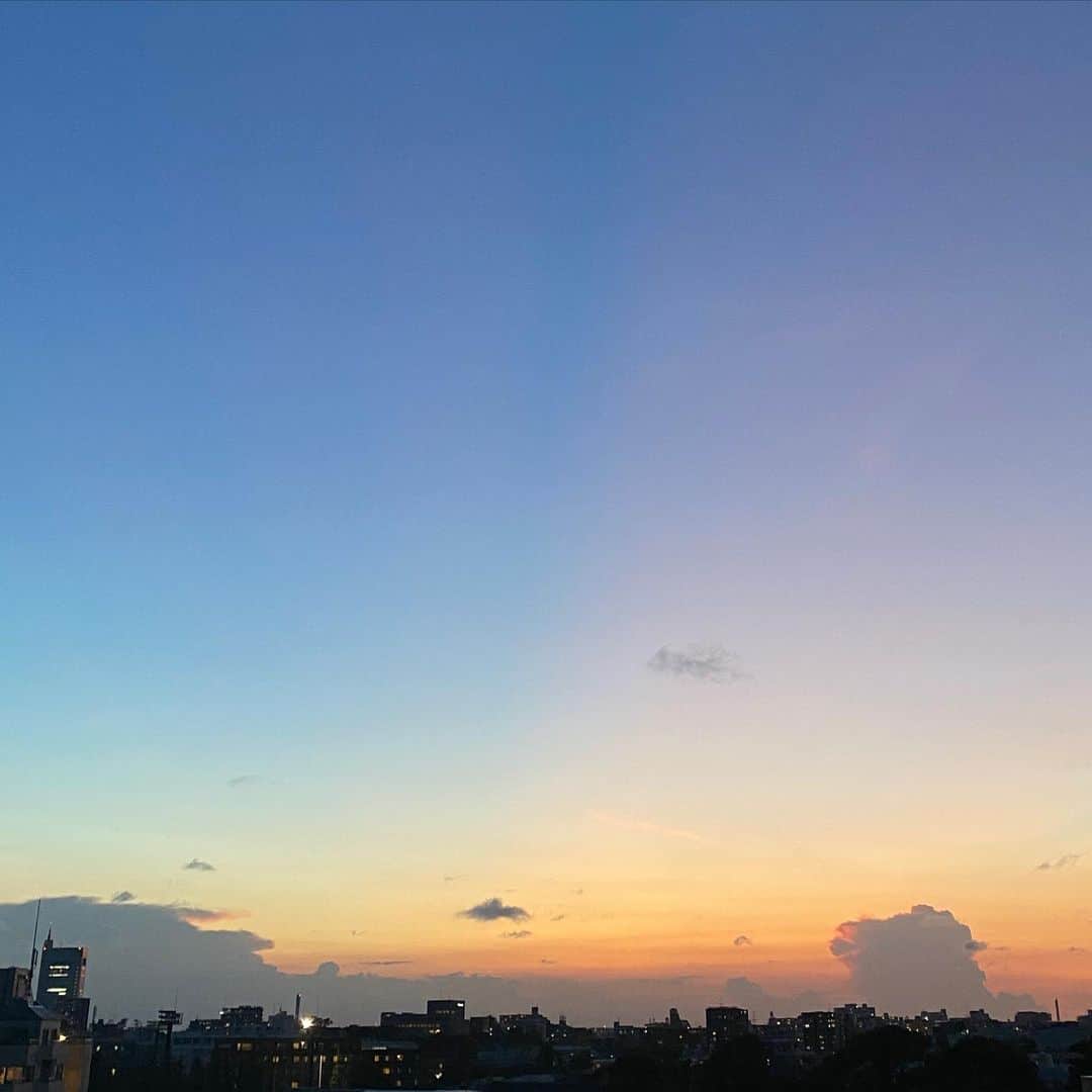 柴田紗希さんのインスタグラム写真 - (柴田紗希Instagram)「夕焼けの1時間でこんなにたくさんの空をみせてくれる。 じーと見つめて、みんなで見つめて、空ありがとー！って言って、じゅわわわっと幸せになれて、嬉しいなぁ☺️ ワンネスが合言葉だった日🌈」7月20日 22時00分 - shibasaaki