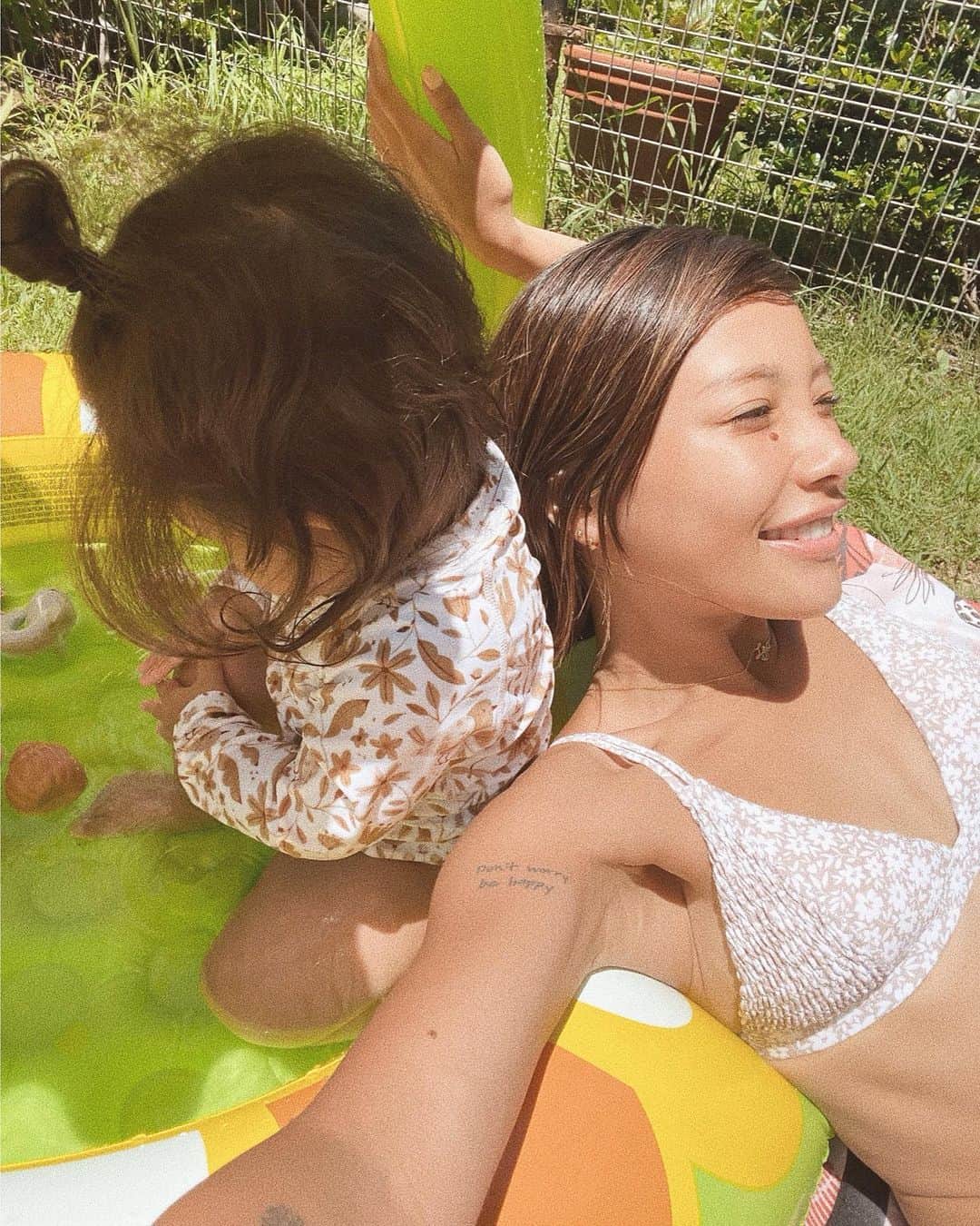 馬詰まほのインスタグラム：「Chill🏖 湘南帰ったらまた毎日プールと海だな💚」