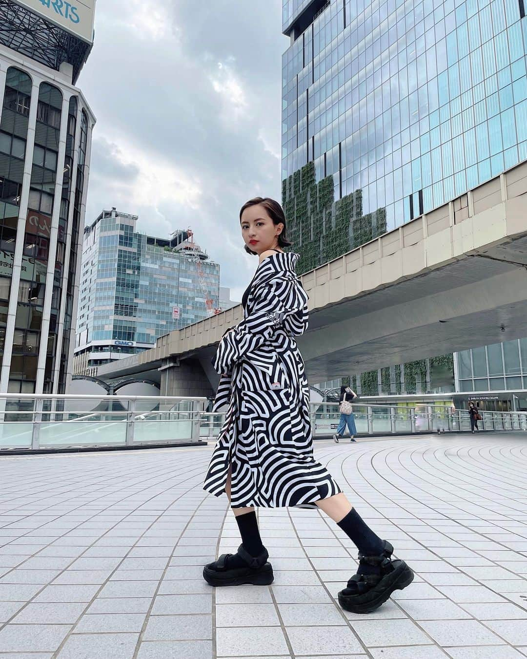 Julia Castroさんのインスタグラム写真 - (Julia CastroInstagram)「夏が来たね〜🏮  adidas Hiroko Takahashi Collection 🖤 着物を中心としたアートワークで活躍されているアーティスト #takahashihiroko さんとadidasがコラボした浴衣ジャケットを着ました✔️ オリジナルのグラフィックデザインが最高にかっこよくてお気に入り！ . @adidastokyo #takahashihiroko #pr #createdwithadidas #kimono #adidastokyo」7月20日 22時01分 - julia.c.0209