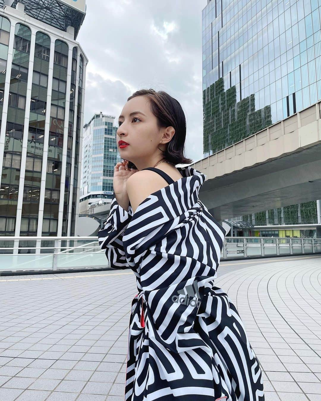 Julia Castroさんのインスタグラム写真 - (Julia CastroInstagram)「夏が来たね〜🏮  adidas Hiroko Takahashi Collection 🖤 着物を中心としたアートワークで活躍されているアーティスト #takahashihiroko さんとadidasがコラボした浴衣ジャケットを着ました✔️ オリジナルのグラフィックデザインが最高にかっこよくてお気に入り！ . @adidastokyo #takahashihiroko #pr #createdwithadidas #kimono #adidastokyo」7月20日 22時01分 - julia.c.0209