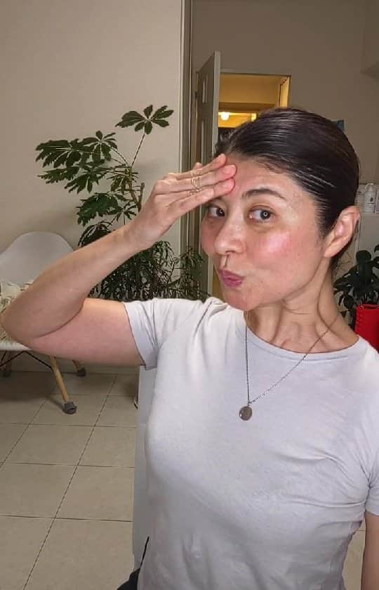 間々田佳子のインスタグラム：「かんたん顔筋トレ紹介」