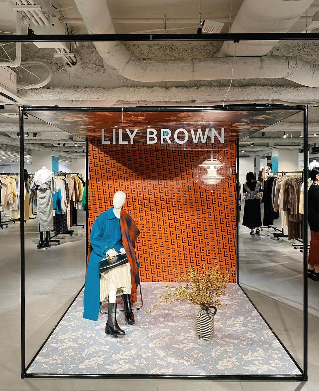 田中里奈さんのインスタグラム写真 - (田中里奈Instagram)「新生LILY BROWNとの出会い💚  10周年にして、Lily BrownからLILY BROWNへ。 元々のリリーブラウンのヴィンテージライクの世界観が、より幅広い層が楽しめる洗練された雰囲気に✨ 古着っていうより質のいいヴィンテージって感じでかなりよかった…！  今日は着て行った私服の真っ白なカレンソロジーのワンピースに、LILY BROWNの新作のニットとバッグ、ブーツを合わせました。 最近オレンジとかグリーンとかビビッドカラーに目がいく〜🧡💚  #rina_outfit ←コーデはこのタグでまとめてます♥   #LILYBROWN #curensology #リリーブラウン」7月20日 22時07分 - tanakaofficial