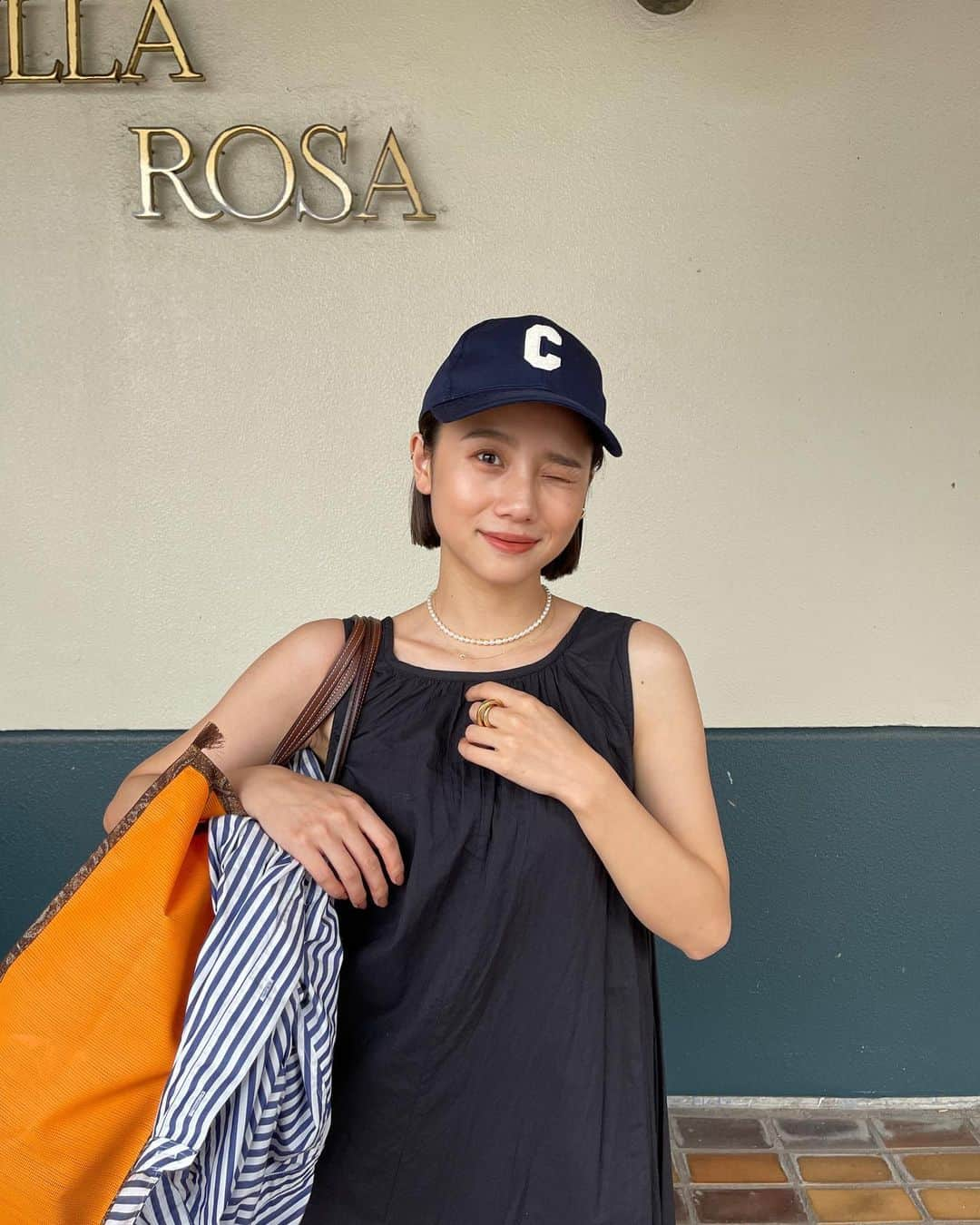 伊原葵さんのインスタグラム写真 - (伊原葵Instagram)「いつかのコーデ🧡💙  きれいめワンピをカジュアルに着てみた✌︎ ワンピの出番が多くなる季節がやってきた〜っ このワンピめっちゃ優秀。そして小物で雰囲気変わる🙆‍♀️ このバック丈夫でめっちゃ入るし仕事の荷物多い撮影の時助かっている〜✨  この日は撮影でセルフメイクを2パターンして メイクがちょっといつもと違うよー🤏 どこが違うでしょう？？最近ハマってるメイク🤫 リップは @celvoke.jp の新作でこれまたかわいい。 そしてマスクでも落ちない！最高！  #aocode」7月20日 22時10分 - aoi186