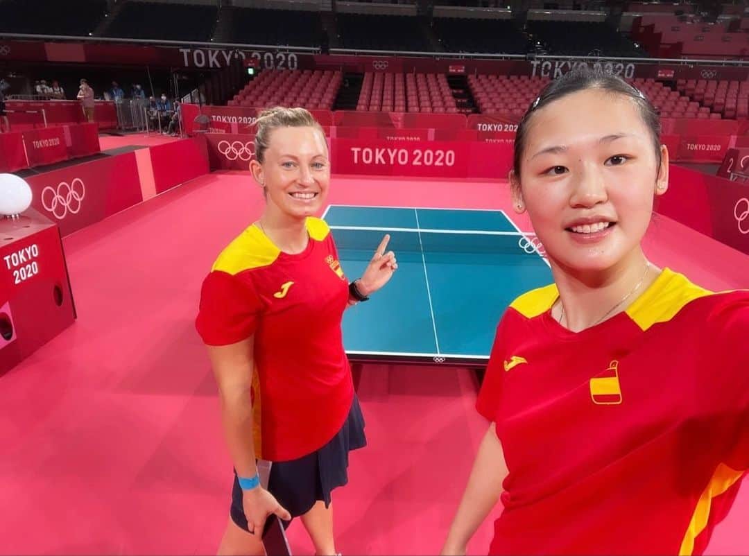 ガリア・ドボラクのインスタグラム：「🏓 Primer día de entrenamiento en la pista de juego  #tokyo2020 #elcorazóndeespaña @coe_es @rfetm @mariaxiao @erdelyidesouza #tabletennis」