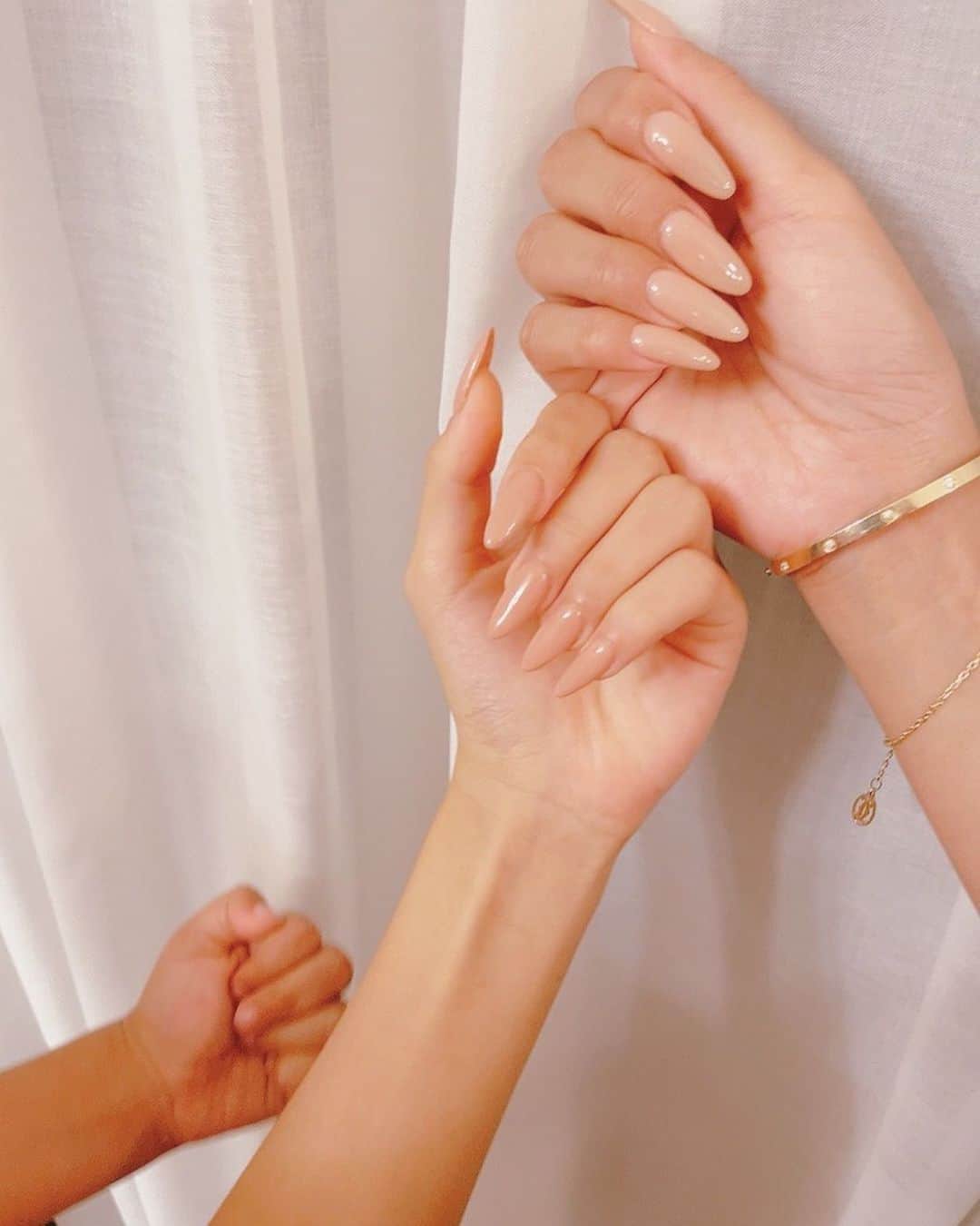 MALIAさんのインスタグラム写真 - (MALIAInstagram)「⠀ ⠀ ⠀  ママの手👩🏽娘の手👧🏽ベビ子のお手手👶🏼 #母娘 #同じ手のカタチ爪のカタチ #MALIAfam♥️」7月20日 22時34分 - maliarehman
