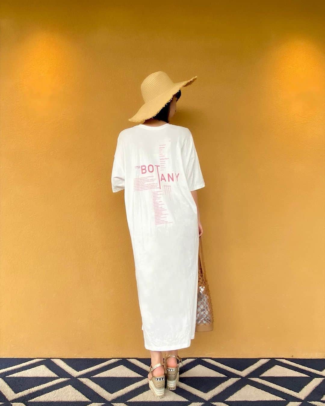 太田江莉奈さんのインスタグラム写真 - (太田江莉奈Instagram)「.  楽ちんコーデ🏝  このTシャツワンピは、Douxのもの。 ご縁があって偶然にも知り合ったブランドさん✨  ワンマイルコーデっていうちょっとそこまで出かけられる部屋着がコンセプトらしいです👒  白にピンクのロゴが可愛すぎるし意外と合わせやすいからここ最近ずっとこれ着てる♪ ルームウェアとして作ってあるから本当に柔らかくて着心地が最高🐥  それと、この商品を作っている方々が素敵すぎるのでインスタ覗いてみて下さい👀 @doux___ai  @doux__yusa   . .  Tシャツワンピ @doux__official  麦わら帽子 @hm  サンダル @esperanza_official  バック @ropepicnic_official  ピアス @ito.connection   ※写真時のみマスクを外してます  . .  #doux#ootd#outfit#tshirt  #ホカンス#ホカンスコーデ #ホテル滞在#福岡ホテル#福岡 #ワンマイルウェア#ギフト#クリアバッグ  #ルームウェア#リラックス#夏コーデ#Tシャツ　 #tシャツワンピ#麦わら帽子#かごバッグ#海コーデ」7月20日 22時44分 - erina_o_