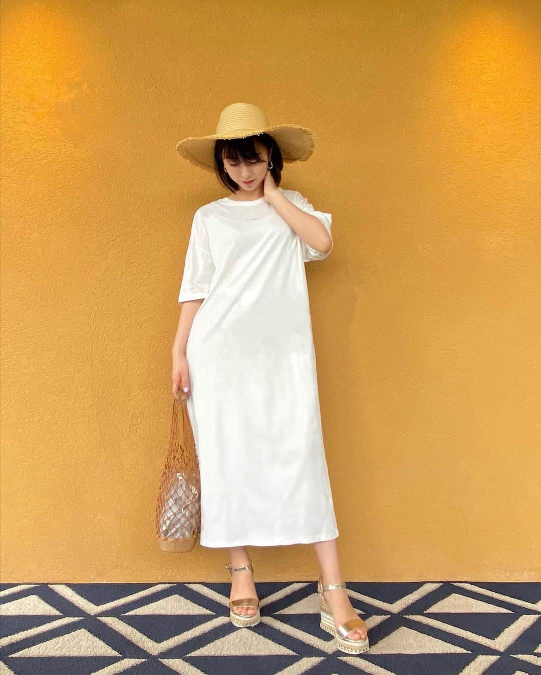 太田江莉奈さんのインスタグラム写真 - (太田江莉奈Instagram)「.  楽ちんコーデ🏝  このTシャツワンピは、Douxのもの。 ご縁があって偶然にも知り合ったブランドさん✨  ワンマイルコーデっていうちょっとそこまで出かけられる部屋着がコンセプトらしいです👒  白にピンクのロゴが可愛すぎるし意外と合わせやすいからここ最近ずっとこれ着てる♪ ルームウェアとして作ってあるから本当に柔らかくて着心地が最高🐥  それと、この商品を作っている方々が素敵すぎるのでインスタ覗いてみて下さい👀 @doux___ai  @doux__yusa   . .  Tシャツワンピ @doux__official  麦わら帽子 @hm  サンダル @esperanza_official  バック @ropepicnic_official  ピアス @ito.connection   ※写真時のみマスクを外してます  . .  #doux#ootd#outfit#tshirt  #ホカンス#ホカンスコーデ #ホテル滞在#福岡ホテル#福岡 #ワンマイルウェア#ギフト#クリアバッグ  #ルームウェア#リラックス#夏コーデ#Tシャツ　 #tシャツワンピ#麦わら帽子#かごバッグ#海コーデ」7月20日 22時44分 - erina_o_