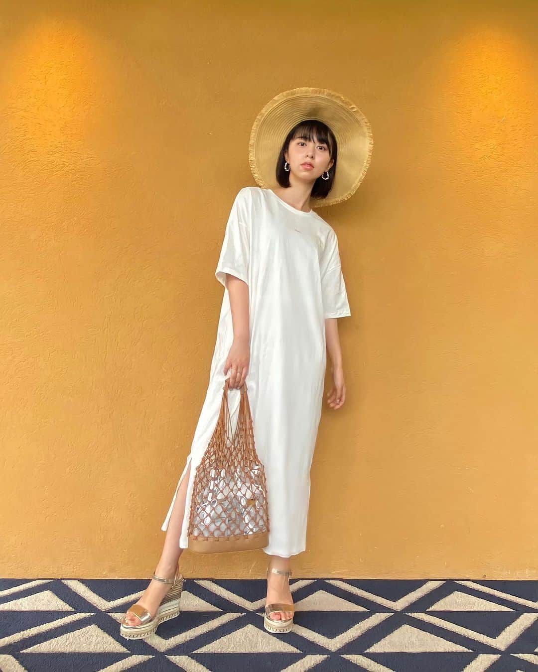 太田江莉奈さんのインスタグラム写真 - (太田江莉奈Instagram)「.  楽ちんコーデ🏝  このTシャツワンピは、Douxのもの。 ご縁があって偶然にも知り合ったブランドさん✨  ワンマイルコーデっていうちょっとそこまで出かけられる部屋着がコンセプトらしいです👒  白にピンクのロゴが可愛すぎるし意外と合わせやすいからここ最近ずっとこれ着てる♪ ルームウェアとして作ってあるから本当に柔らかくて着心地が最高🐥  それと、この商品を作っている方々が素敵すぎるのでインスタ覗いてみて下さい👀 @doux___ai  @doux__yusa   . .  Tシャツワンピ @doux__official  麦わら帽子 @hm  サンダル @esperanza_official  バック @ropepicnic_official  ピアス @ito.connection   ※写真時のみマスクを外してます  . .  #doux#ootd#outfit#tshirt  #ホカンス#ホカンスコーデ #ホテル滞在#福岡ホテル#福岡 #ワンマイルウェア#ギフト#クリアバッグ  #ルームウェア#リラックス#夏コーデ#Tシャツ　 #tシャツワンピ#麦わら帽子#かごバッグ#海コーデ」7月20日 22時44分 - erina_o_