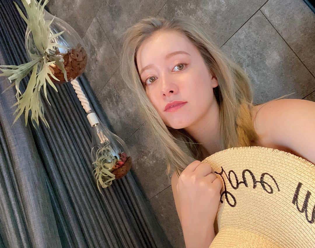 ドーキンズ英里奈のインスタグラム：「Summer👒 I got used to my hair color. ⠀ いつしか買った麦わら帽子。 ヘアカラー馴染んできた☺️ ⠀ ⠀ ⠀ #summer #vacation #blonde #blondehair #夏ヘア #夏 #ブリーチカラー」