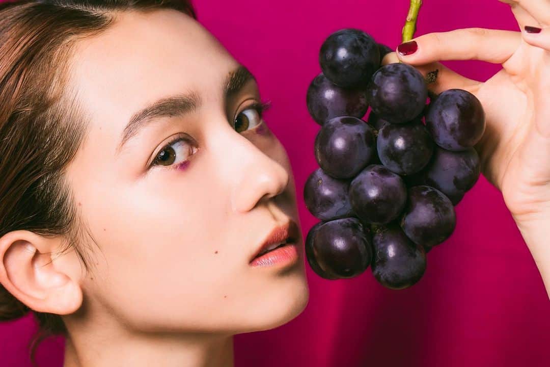セーラのインスタグラム：「ぶどう🍇  #作品撮り #秋の味覚　#葡萄　#グレープ #モデル　#ハーフ」