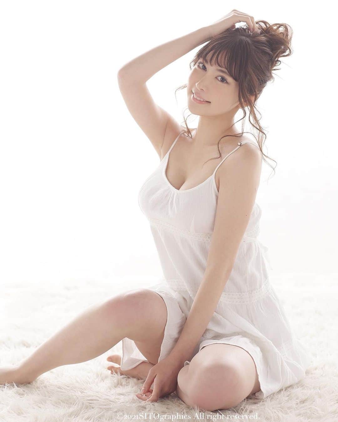 シト山口のインスタグラム：「まりあさんの初出しカット❤️ 海ロケに使おうと思って買ったワンピースなのだが、なかなか海ロケ🏖行けないな。  シャドウバン対策の為、Instagramを２日間お休みします。次回は土曜日の朝更新です🙏🏻🙇🏻‍♂️💕✨  model まりあ @ria0333 （ Ｔstyle management ) photo シト山口　@sito_yamaguchi  #グラビア  #レースクイーン  ©︎2021 SITO graphics All rights reserved.」