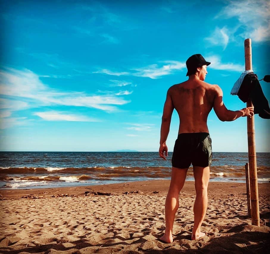 JUNYAのインスタグラム：「一日中海にいた🌊⠀ BBQもした🍗⠀ 真っ黒になった🌚⠀ 夏の始まり🏄‍♂️⠀ 来年はかっこいい身体になって海に行きたい💪⠀  コロナのせいにして、ジムサボりがち😂⠀ ⠀ ⠀  #mensfashionreport #mensfashion  #mensstyle #mensfitness #fitness #gym #exircise #singersongwriter #musician #singer #mensmodel #menswear #mensapparel #mensclothing #ジム #筋トレ #筋肉 #jewelry #mensfitness #歌手 #シンガー #model #fashion  #muscle #マッチョ #hairstyle」