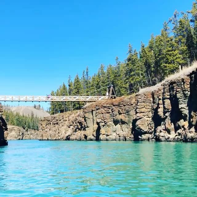 Explore Canadaのインスタグラム：「Sunny skies, turquoise water and the peaceful sounds of nature are our summer vibes 😎 Miles Canyon, close to Whitehorse, the Yukon, is the perfect spot for a day of paddling - who’s adding this to their travel wish list? #ExploreCanada⁠⁠ ⁠⁠ [Video description: The video is taken from the perspective of a paddler in a canoe, as the boat moves down a canyon of bright, turquoise water surrounded by rugged cliffs. The sky is a vivid blue, and a bridge crossing the canyon is up ahead. The camera pans to the back of the canoe, where a person is moving their paddle in and out of the water.]⁠⁠ ⁠⁠ *Know before you go! Check the most up-to-date travel restrictions before planning your trip.*⁠⁠⁠ ⁠⁠ 📷: @missraulynne ⁠⁠ 📍: @travelYukon⁠⁠ ⁠⁠ #ExploreYukon」