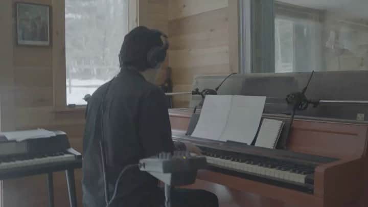 デイヴィッド・ドゥカヴニーのインスタグラム：「Colin showed up one day with this melody and piano that he’d made from some words of mine that he found laying around. I thought his initial melody was beautiful, I enjoyed singing it, and I knew right away we had a song. #Tessera @colin_c_lee」