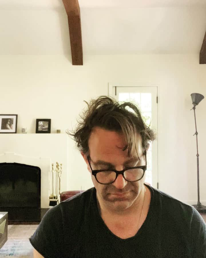 ポール・アデルスタインのインスタグラム：「NAME THAT INTRO: SPECIAL EDITION: Intro/Verse/Chorus/Outro NO VOX #BedHead」
