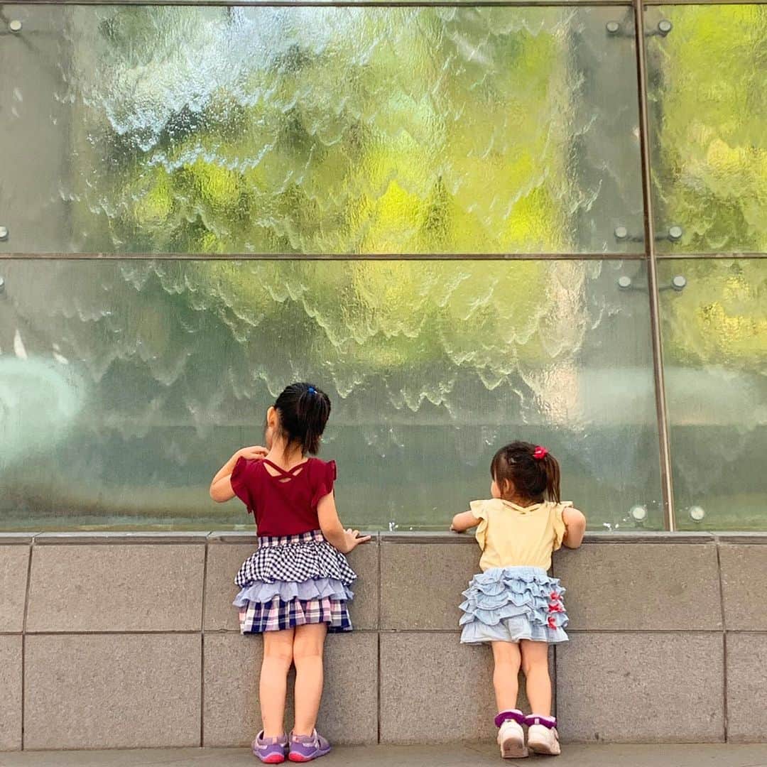 森崎友紀のインスタグラム：「噴水好きです。マイナスイオンのおかげで癒されます(^^)子供達も噴水があるとしばらく動きません。気持ち良いね。  暑い日が続きますが、どうぞご自愛ください。  #森崎友紀#噴水#マイナスイオン」