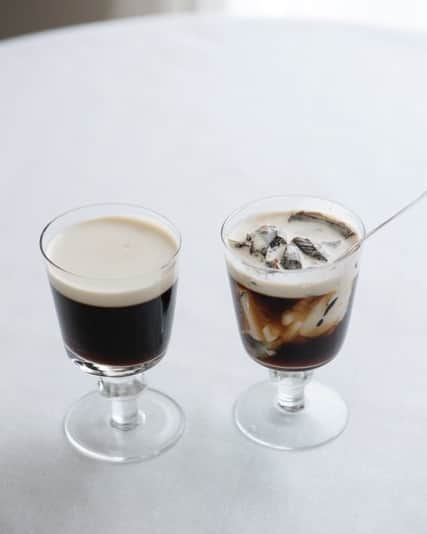 長田 佳子さんのインスタグラム写真 - (長田 佳子Instagram)「天然生活9月号 連載 はじめての、やさしいお菓子では 'コーヒーゼリー'をご紹介しています。  コーヒーの香りは好きなのに、 カフェインに酔ってしまう。 ゼリーですら酔ってしまう… そんな方にもおすまし顔でコーヒーをたのしんで頂けたら嬉しいです。 もちろんちいさなお子さんにも。  写真　馬場わかなさん イラスト　塩川いづみさん 編集　玉木美企子さん 菓子　文　長田佳子  キッチン特集 '時の経過を楽しむ台所'では 都内のキッチンを作ってくださった DEN PLUS EGGさんがご紹介されています。 @dentomita   内容の濃い今号には、 風力発電100%で生産されている イケウチオーガニックさんの ハンドタオルもついています！ #天然生活 #はじめてのやさしいお菓子 #扶桑社 #イケウチオーガニック」7月21日 13時54分 - foodremedies.caco