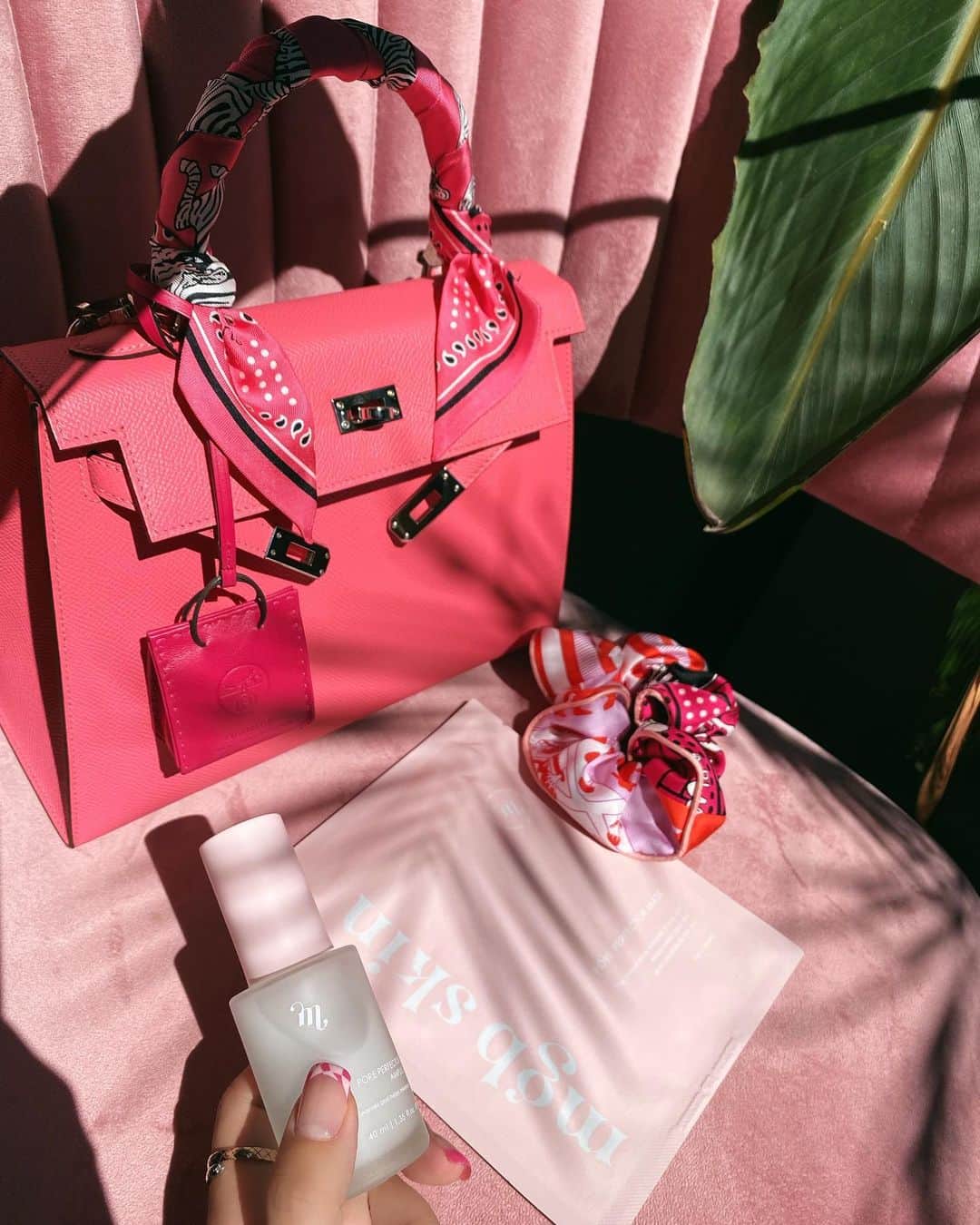 megbabyのインスタグラム：「みんなの毛穴ケアといえば🥺💕❓  本日7月21日(水)から @megood__beauty で『🌺💗PINK PORE WEEK💗🌺』がスタートします🐰  夏の暑さで毛穴の開きや詰まりが気になる季節到来😂そんな季節におすすめのPOREシリーズイベントをご用意いたしました🍭 シカアンプル通常サイズもやっと再入荷できるのでお楽しみに💙  --------------------  『🌺💗PINK PORE WEEK💗🌺』  【🌺①プレゼント🌺】 POREシリーズをご購入の方にもれなく[✨ポアパーフェクターマスク1枚✨]プレゼント❣  プレゼント対象商品 💗PORE PERFECTOR MASK 5EA 💗PORE PERFECTOR AMPULE 40ml  〈プレゼント期間〉 7月21日(水)～7月31日(土)  --------------------  【🌺②Wポイント🌺】 POREシリーズの商品レビューで[✨Wポイント✨]プレゼント❣ 📸写真付：300P 📝テキスト：100P  Wポイント対象商品 💗PORE PERFECTOR MASK 5EA 💗PORE PERFECTOR AMPULE 40ml  〈Wポイント期間〉 7月21日(水)～7月31日(土)  --------------------  【🌼再販告知🌼】「CICA BARRIER AMPULE」BACK IN STOCK!  シカバリアアンプル通常サイズ再販日のお知らせです📣✨  7月21日(水)17:00 @mgb_skin 💙CICA BARRIER AMPULE 30ml💙 ￥4,510  数量限定のお得なビッグサイズも引き続き販売中です🐧 [💙BIG SIZE💙] CICA BARRIER AMPULE 50ml ￥6,820(税込) ＊￥7,517相当  --------------------  ✅それぞれのイベント詳細は @megood__beauty の投稿をチェックしてね🥺🍦   プレゼントには限りがあるのでお早めに👀🎀 PINK PORE WEEKのお得な期間に是非お買い物してみてください🛒💕  #MEGOODBEAUTY #mgbskin」