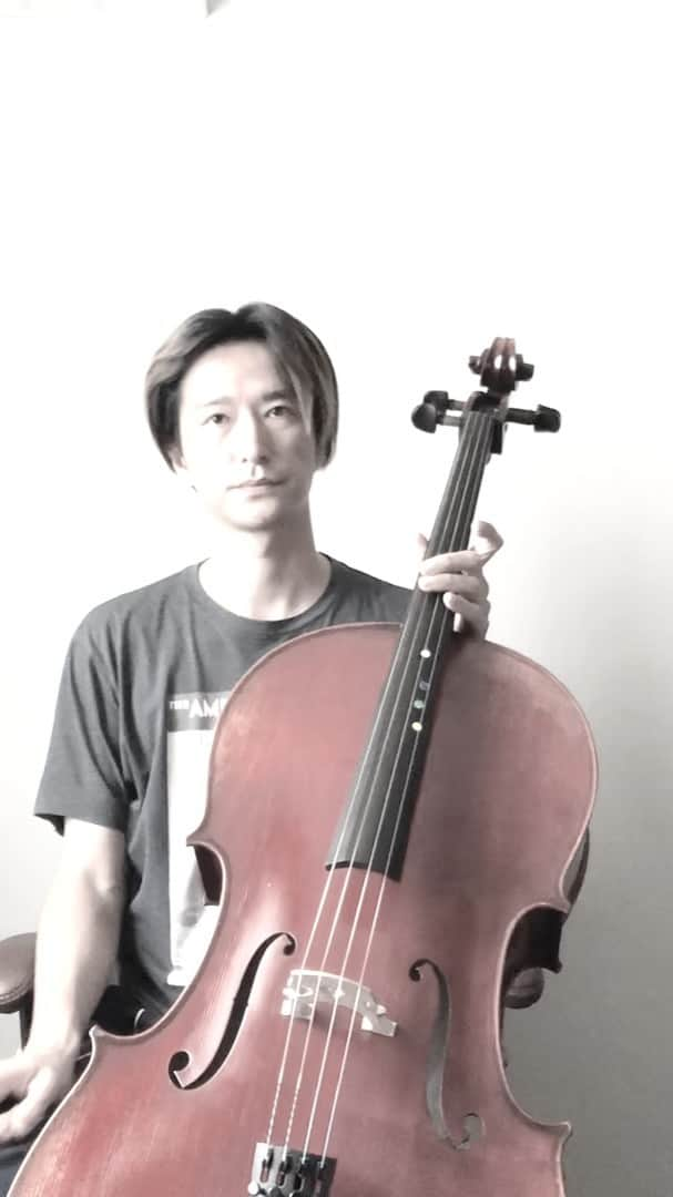 秋山真太郎のインスタグラム：「345日目✨Day345✨ If a 38-year-old man who can't read musical score suddenly starts playing the cello🎻 vibrato practice🏃‍♂️🏃‍♂️🏃‍♂️ #チェロ#cello#ユーモレスク#ドヴォルザーク#humoresque#dvorak#첼로#클래식」