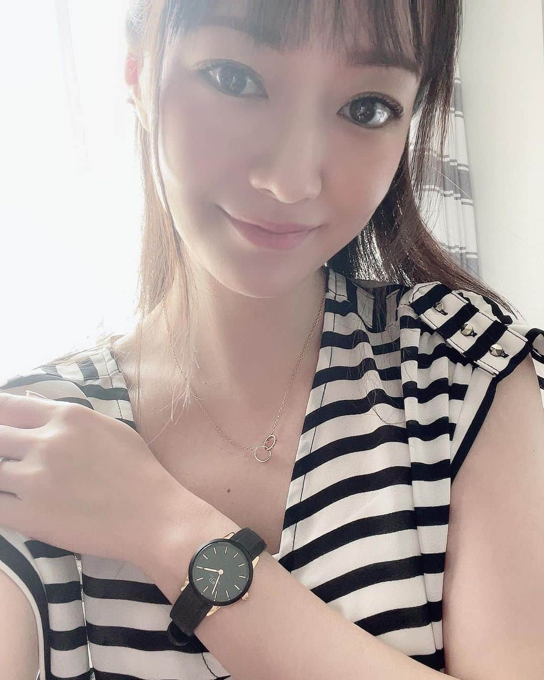 吉山りささんのインスタグラム写真 - (吉山りさInstagram)「⌚️  Daniel Wellington  娘にも『かわいー✨😍💕』と褒められた腕時計💓  シリコンベルトが好き💋  ケースサイズも大きめがあるから 仲良しの方とペアでも楽しめちゃう💕  時計大好きで40本くらい持ってます💗  仕事用がほぼだけど😎  ★サマーキャンペーンお得な情報のお知らせ👇  ＊６月29日～7月2９日まで  ¥25000以上のお買い上げで、20％OFF（全品可）  ¥35000以上のお買い上げで、25％OFF（全品可）  ＊＊15％OFFクーポン併用可！  ぜひチェックしてみてね✨  📍15％OFFクーポン【orerisa】  ＠danielwellington  #ダニエルウェリントン #dwサマーキャンペーン2021  #danielwellington    #ootd #ファッション #お洒落 #おしゃれ #今日のコーデ  #インスタファッション #プレゼント #アクセサリー  #ネックレス #大人カジュアル  #夏コーデ #シンプルコーデ  #大人女子 #カジュアルコーデ  #時計 #腕時計 #ライフスタイル #プチプラコーデ  #ママファッション  #summerfashion  #japanesefashion」7月21日 14時30分 - oreorerisa