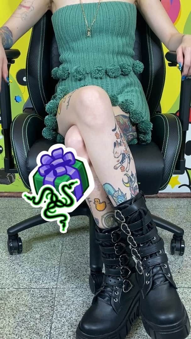 ミランダ・イバネスのインスタグラム：「La ISKUR deveritas que me quito ese dolor molesto de espalda por pasar tantas horas en la computadora 😌✨ Muchas gracias @razerlatam 💚」
