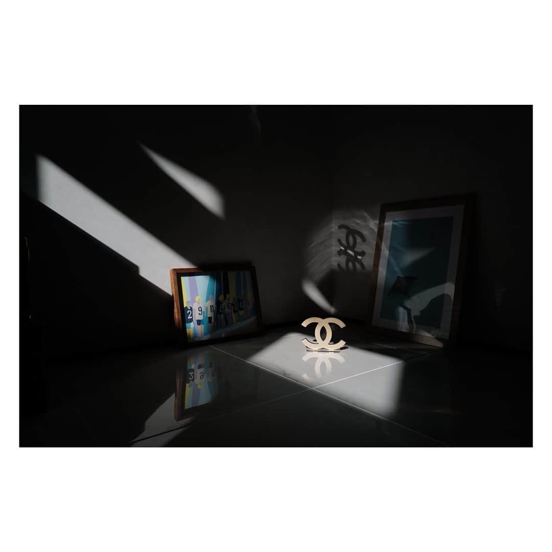 土井地恵理子のインスタグラム：「・ Light & Shadow💫  カメラ楽しい📷  #leica #leicaq2」