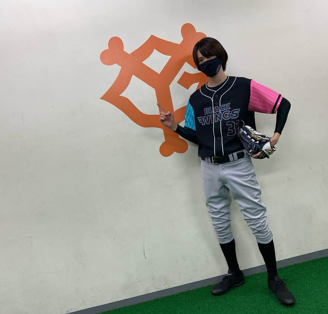 笹森裕貴のインスタグラム：「東京ドームで野球をやりました⚾️ 余韻が抜けません。。。 #アクターズリーグ #この日のために作ったオーダーグラブ #毎日触ってた #やはり野球最高 #スポーツは世界を救う #夢叶う #実現させてくれた皆様 #本当にありがとうございました #全身筋肉痛 #心地良い」