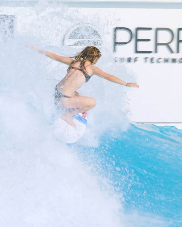 キャロライン・マークスのインスタグラム：「@perfectswell X @surfstadium.japan = 😊 🎥// @justinjjung」