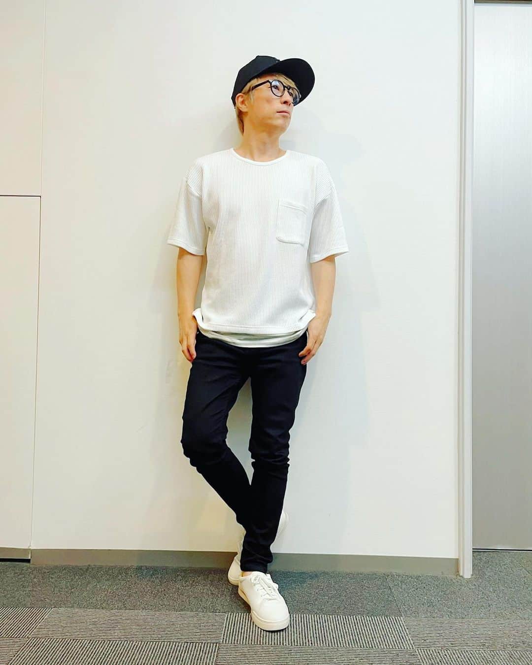 田村淳のインスタグラム：「夏のアイテム 田村淳のネットショップ 「atsushimegane」 新作アイテム続々入荷！  僕はほぼ毎日このサーマル来て生活してます。 黒or白の違いくらいで毎日同じファッションです。特別な日には気合を入れてコーディネートを楽しみますが…それ以外の平時は毎日同じコーデにしてます。朝の服選びの時間から解放されて、はや４年^_^  毎日同じコーデだけど、シンプルで清潔感のある格好を心掛けてます。だいたい３枚有れば洗濯のサイクルも周ります！  みんなはファッションで気をつけてることありますか？  #毎日同じ服  #楽なコーデ #ユニセックス #仕事場での衣装は毎日違います♡」