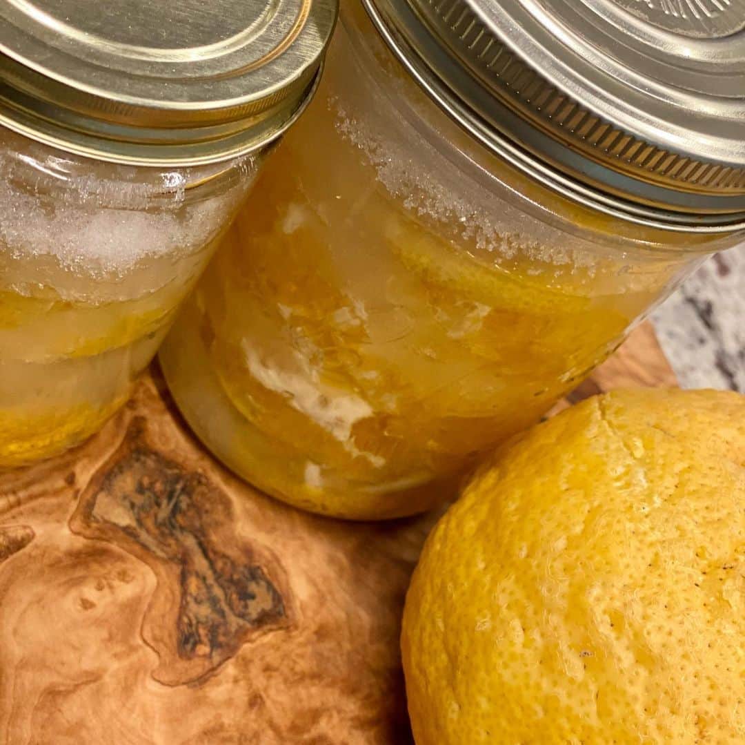 工藤静香さんのインスタグラム写真 - (工藤静香Instagram)「暑い夏をフルーツ酵素で美味しく乗り切りたい‼️  フルーツ1.  砂糖　1.1の割合で交互に入れ、お庭の夏みかんやレモンの酵素を作ってます。ぷくぷくしたら、これにストレートジュースを足して、中種子を作り天然酵母パンも焼けます。そのまま飲めば炭酸ストレートジュースです😊色々な発酵のさせ方があるようですが、私は清潔なスプーンで混ぜています。 どんなフルーツでもお好みで出来ますが、柑橘の皮をいただくのには、これが一番簡単で美味しいです。 この間は梅酵素を作ったので、毎日食べています👍 いつも何かがキッチンでぷくぷく発酵しています。  酵素シロップをヨーグルトにかけたり、白菜などを塩揉みして水分を切って、酵素シロップ、塩、胡麻油、鷹の爪で、美味しい漬け物にもなります👍」7月21日 10時42分 - kudo_shizuka