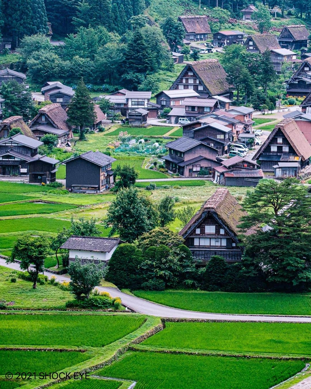 SHOCK EYEさんのインスタグラム写真 - (SHOCK EYEInstagram)「先日訪れた世界遺産の白川郷✨  長いものだと約300年前から現存する合掌造りの日本家屋が立ち並ぶ日本の原風景が残されている場所。  まさに心のふるさとのような感覚。  本当に素晴らしかった。  集落をのんびりと歩く。  若稲の緑、小川のせせらぎ、蝶、カエル、トンボに小鳥、伸び伸びと生きる小さな生き物達。  都会暮らしとはまったく違う、ゆっくりとした贅沢な時が流れていたよ。 人間らしさを取り戻す時間。。  まるで昔話の世界にタイムスリップしたようだった。  「売らない、貸さない、壊さない」の三原則を定め、民家の外観を壊す改装は行わないようにしているらしく、 後世にも日本の文化と歴史を残そうとしているその姿が本当に素晴らしいなと思ったよ。  まさに世界遺産✨🙏  パワースポットとはこういう場所のことを言うんだろうな。  心のコリが一気に取れたような感覚でした。 また違う季節に訪れたいな。  This is the scenery of Japan!🇯🇵  Take a leisurely walk through the village. It was just like the hometown of my heart. Time to regain humanity.  It was like traveling back in time and it was really great.✨  #白川郷 #世界遺産 #合掌造り集落  #合掌造り #和田家 #パワースポット #shirakawago #shirakawa #worldheritage #gifu #gifuprefecture」7月21日 10時48分 - shockeye_official