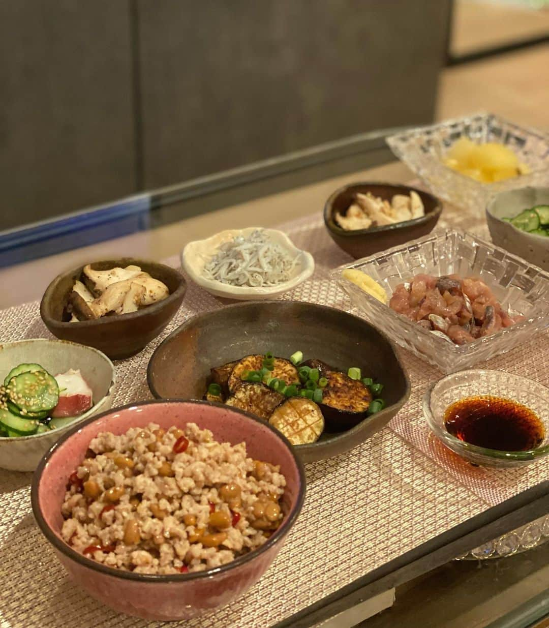 岸明日香さんのインスタグラム写真 - (岸明日香Instagram)「スタミナ丼😋  夏バテ対策にタンパク質🐟と酸っぱいのん🐙  #岸キッチン #スタミナ丼　#ナスのバタポン焼き #酢タコ　#エリンギのニンニクソテー　#あじのたたき　#釜揚げしらす　#キウイ　#ほのかと　💋」7月21日 11時10分 - aspoo02