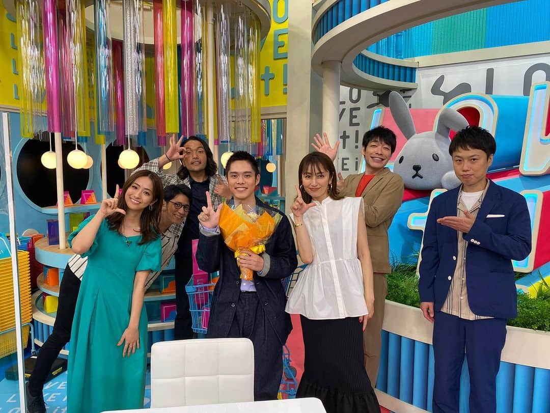 盛山晋太郎のインスタグラム：「意外と初めて。ラヴィット水曜日メンバーで集合写真。 僕の人生で毎週、水曜日の朝が楽しいなんてことはなかったです！かなた君また会いましょう！ #ラヴィット #全員分の貼り絵作りたい #それを勝手に贈りたい #フルハウス日本版」