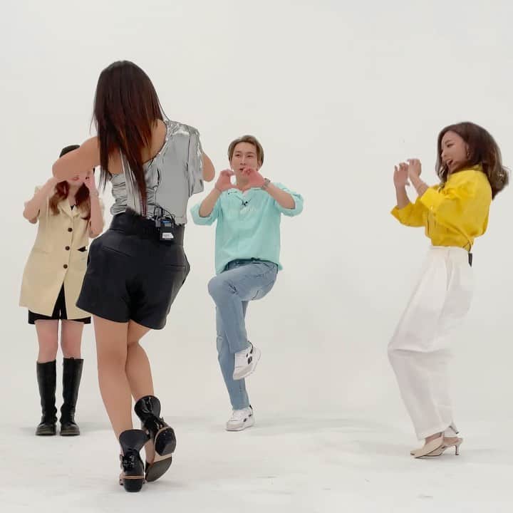 のインスタグラム：「#teamochallenge / Teacher Minzy moment lol look forward to our teamo challenge! 공민지쌤에 1일레슨시간 ㅋㅋㅋ쿠우우우우웅-빰! 결과물을 기대해주세요 ㅋㅋ @hermosavidaluna @btob_silver_light @daraxxi」