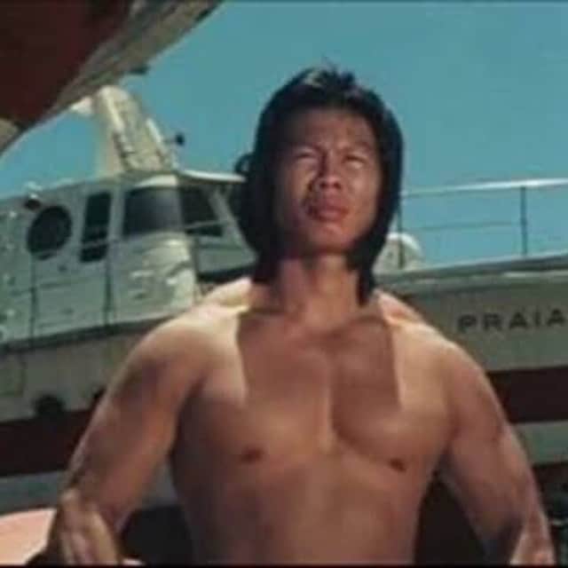 干場義雅さんのインスタグラム写真 - (干場義雅Instagram)「ご紹介しますね。ヤン・スエさんは、広東省出身で香港ボディビル・チャンピオンで、当地でボディビルの大会も主催していました。中国本土からの難民だったんですが、香港へは一人で海を泳いで来たそうです。映画『燃えよドラゴン』でボロ役を演じ、日本国外ではボロ・ヤンという通称でも知られています。僕は、ムキムキマンだと感じざるを得ません。宜しくお願い申し上げます。」7月21日 12時34分 - yoshimasa_hoshiba