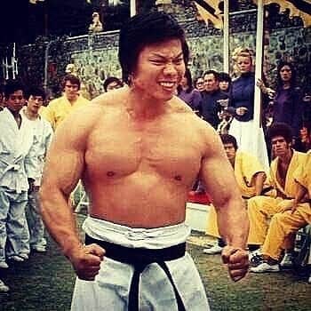 干場義雅さんのインスタグラム写真 - (干場義雅Instagram)「ご紹介しますね。ヤン・スエさんは、広東省出身で香港ボディビル・チャンピオンで、当地でボディビルの大会も主催していました。中国本土からの難民だったんですが、香港へは一人で海を泳いで来たそうです。映画『燃えよドラゴン』でボロ役を演じ、日本国外ではボロ・ヤンという通称でも知られています。僕は、ムキムキマンだと感じざるを得ません。宜しくお願い申し上げます。」7月21日 12時34分 - yoshimasa_hoshiba