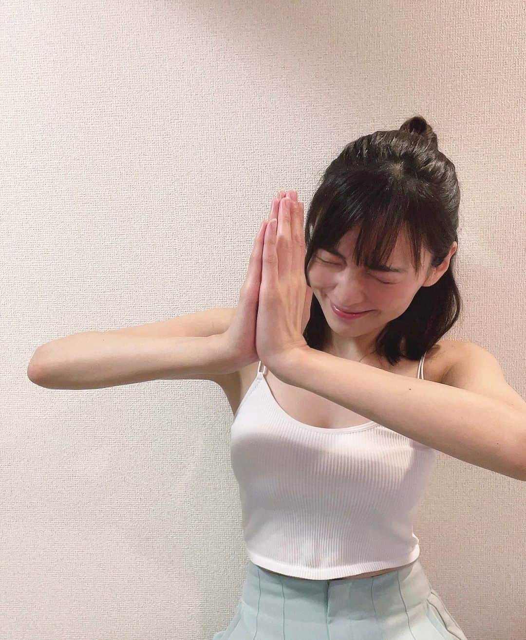 伊藤しほ乃のインスタグラム：「つ、い、に！ 明日でポコチャ🧸ラストです。  2月から配信はじめて一気にS帯に駆け上がり、 まさかのそこから最後までずっとS帯をキープさせてくれて本当に本当にありがとう🙇‍♀️💓 　  素敵なアシスタントさんとfamilyに恵まれました...🧸  いろいろあったねぇ。思い返すと楽しかったなぁ🥺  ほぼ毎日配信してたから、やっぱり寂しくなる🥺でも明日は楽しもう！  明日は  残りのコイン使ってね？💸 花火打ち上げまくってね？🎇  あとまた何かあったらすぐお知らせするから『しほのマン』のこと忘れないでねーー！！！🧸🤍  #一応これはありがとうのポーズ🙏 #S帯ライバー👑 #ラスト配信 #pocochaライバー」