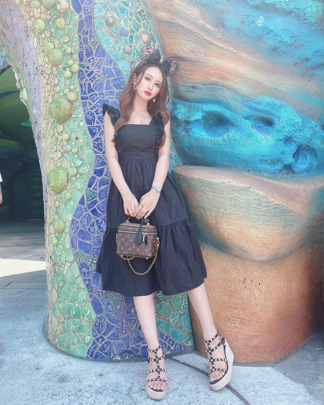 SHIHOさんのインスタグラム写真 - (SHIHOInstagram)「. . #blackcode ♣️♡ . . 大人ディズニーがテーマ💗 . @selectshop_vivantjolie の 背中空きワンピース👗だよ！ . . . 今日は夏らしいことしてきまーす🤩💋 . . .」7月21日 12時50分 - cham_pipi