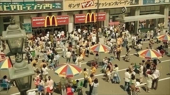 江﨑文武のインスタグラム：「#マクドナルド 50周年記念CMでピアノを弾いています🍔  6月にリリースしたソロ作がきっかけでお声掛け頂きました。  歌は #手嶌葵 さん、 主演は #宮崎美子 さんです。  テレビや街頭ビジョンでお見かけの際はぜひ。」