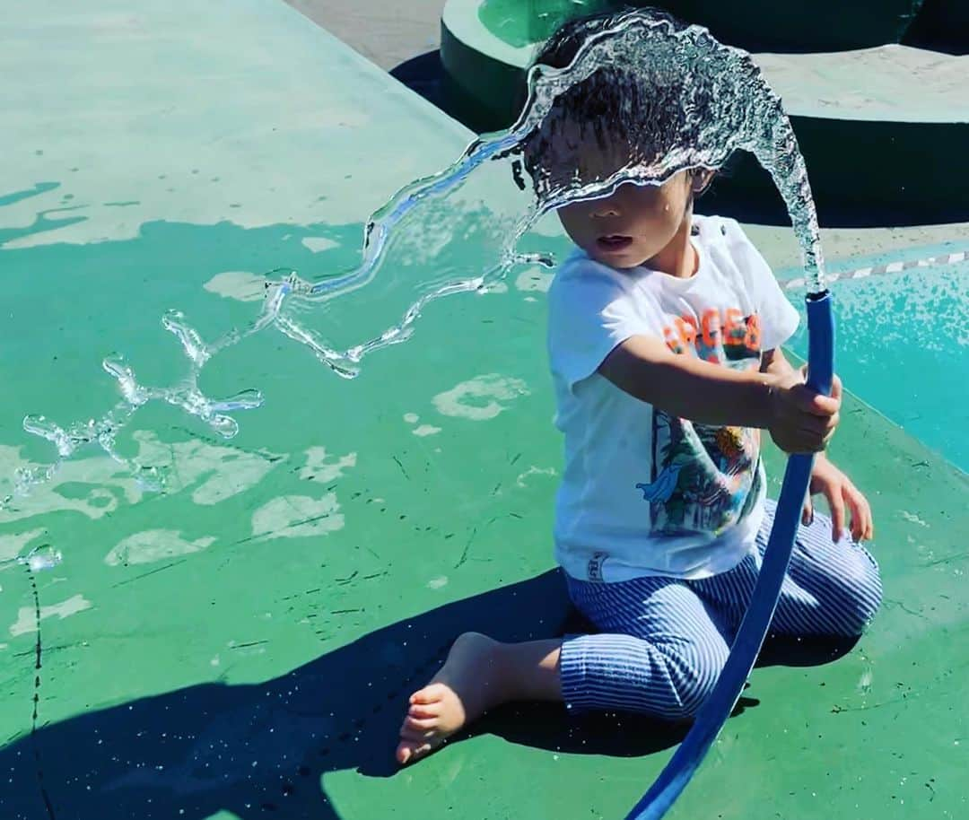 小林夏子のインスタグラム：「Summer memories🌞  #myfirstson #1y10m #summer #splash  #water #play #familytime #moment #beautiful #childworld  #love #life #thanks」