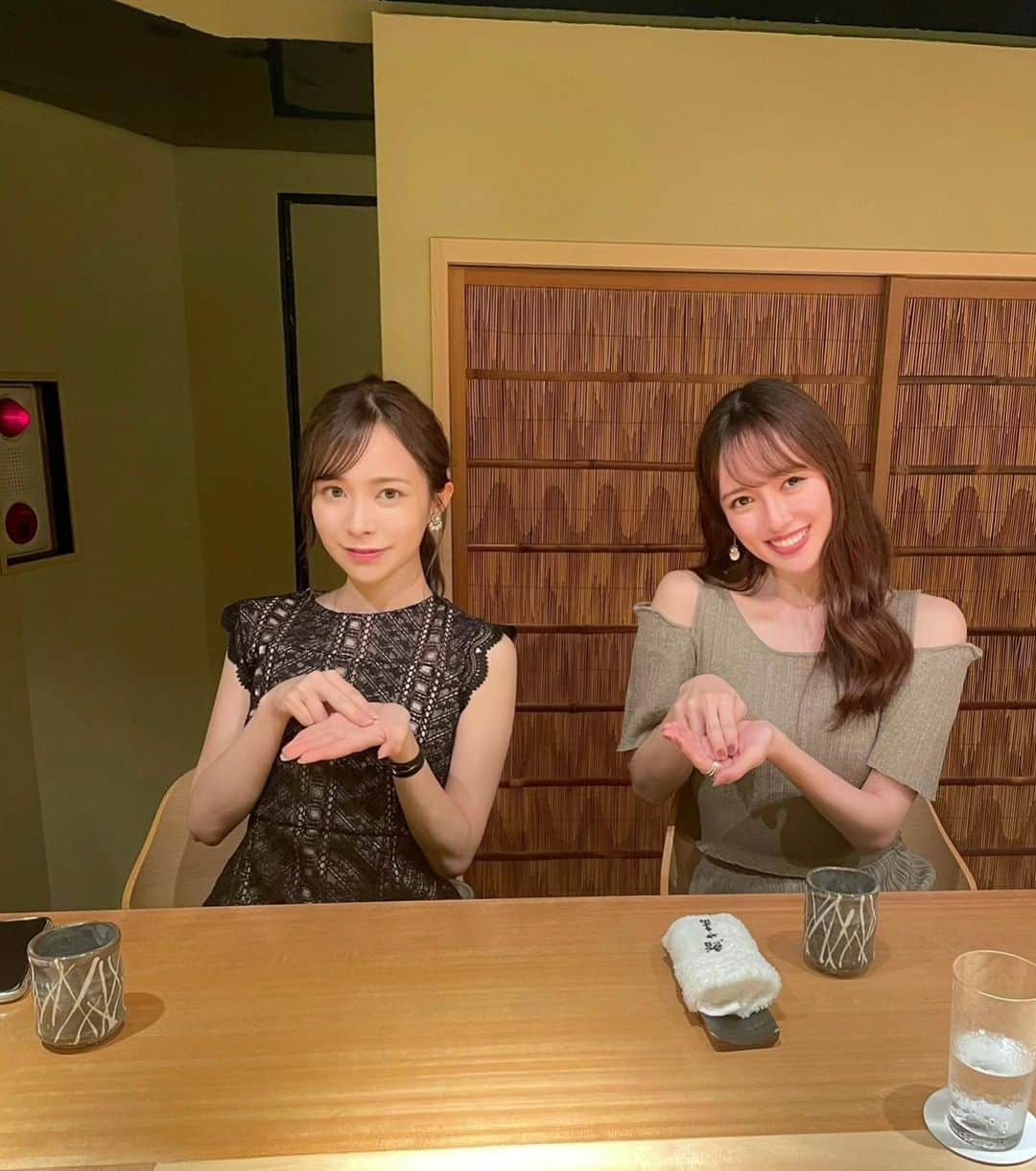 のインスタグラム：「👯‍♀️🎀 . . 最近お出かけしていなくて写真があまり無いので載せるタイミング逃したシリーズさせていただきます🙏 . 結構前だけど詩音さんと気になっていたお鮨屋さんに行ってきました🍣✨ 一品料理から握りまで凄く美味しくて感動していたけど更に大将がまさかの同い年でびっくりしました😳💭 詩音さんに人生相談していたら時々突っ込んできてくれたり一緒に話聞いてくれたり面白くて素敵な方でした😂✨ そしてシャリが塩分控えめなので最後まで楽しめるのが嬉しかったです😙 また伺わせていただきます！ ありがとうございました☺️🎀 . 久しぶりに詩音に会ったけど相変わらず優しくて美しくて白くて華奢でふぁーってなってました🥺❤︎ 話したいことあり過ぎて時間足りなかった、、🥲 . . #鮨やま田 #鮨 #優しい寿司 #載せるタイミング逃したシリーズ #詩音さん直伝 #レアード ポーズ #肩幅狭くなりたい」