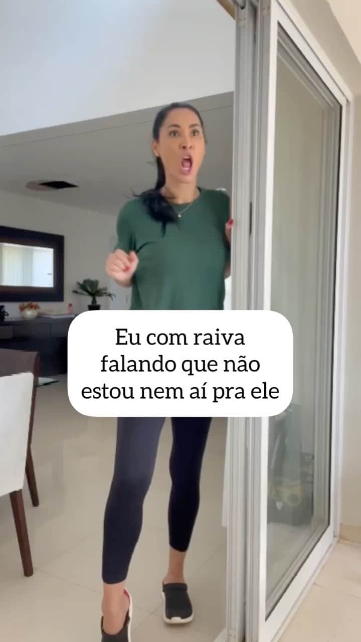 ジャケリネ・カルバリョのインスタグラム：「Quem mais é assim?  Sempre tem aquela pessoa que irrita a gente, mas não vivemos sem 😂  Obs: é mentira, viu Murilo!!! 😂😂😂 . . . #coisasdecasal #casalantenado #relacionamentosaudavel #humordodia #humorbrasil #cêvaichorar #seprepara #sepreparachallenge #vidaadois #casalfeliz」
