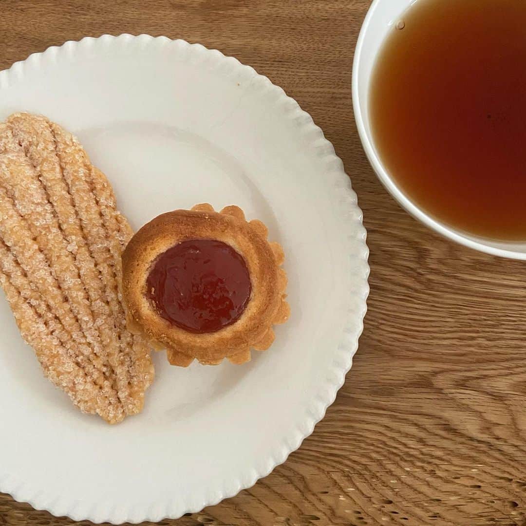 渡辺有子のインスタグラム：「暑くても今日のおやつは 熱い紅茶とパイ🫖  #ウエストのリーフパイ」