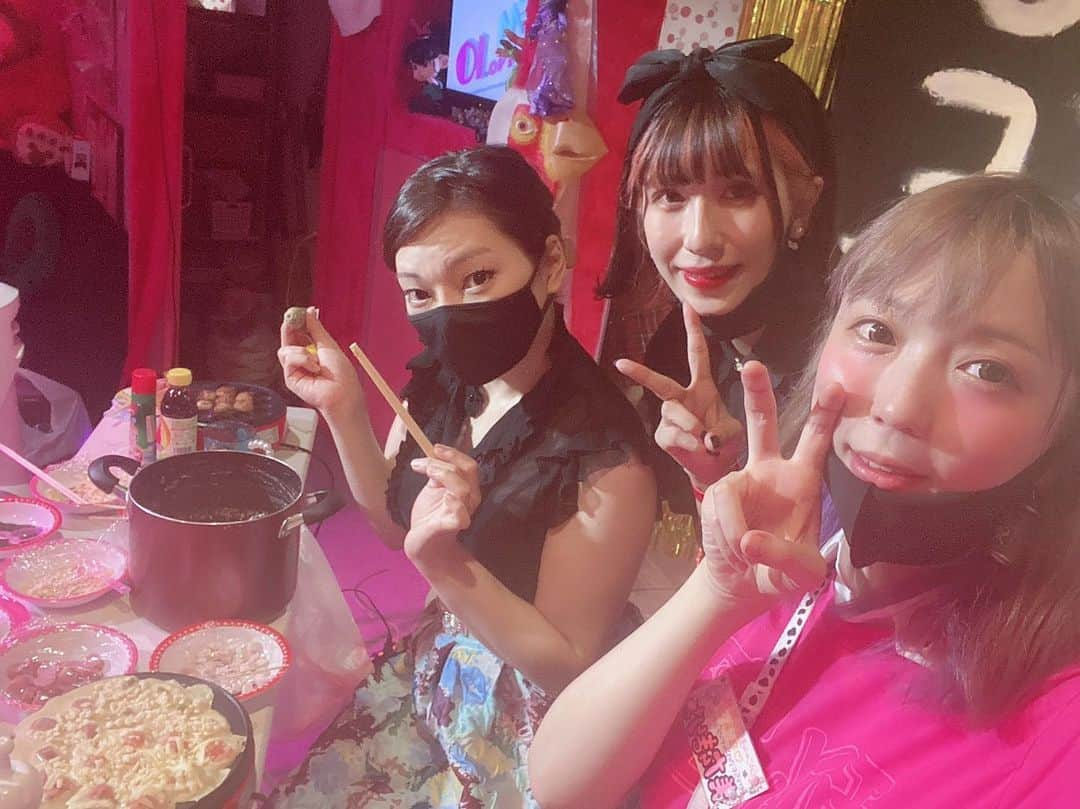 真境名ナツキさんのインスタグラム写真 - (真境名ナツキInstagram)「先日のまりなのお店での元秘密のオト女メンバーでたこ焼きパーティーしたようす！ 2人に会うと元気になるなー♡ わちゃわちゃしてて写真撮り忘れたw またなんかしらやりたい #b5idolcafe #鶯谷  #lgbt #lgbtq #transgender」7月21日 23時42分 - natsuki_maji_bubutado